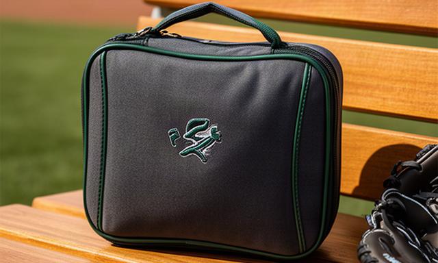 背番号の刺繍が入った野球グローブケースを木製ベンチに置いた様子